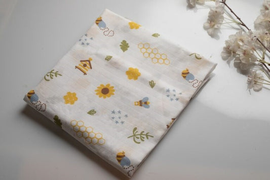 MUSLIN SWADDLE IN BEES PRINT
